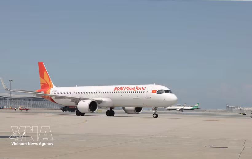 Sun PhuQuoc Airways' inaugural flight from Hanoi to Hong Kong lands at Hong Kong Airport. (Photo: VNA)