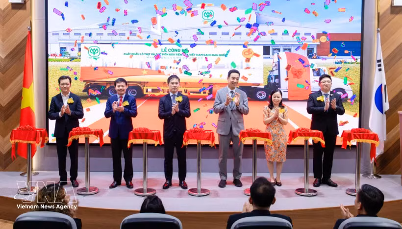 Representatives of C.P. Vietnam, the Ministry of Agriculture and Environment, the Embassy of the Republic of Korea (RoK) in Vietnam and the Animal Husbandry Association of Vietnam attend a ceremony marking the export of the country’s first shipment of processed chicken to the RoK. (Photo: VNA) 