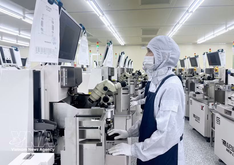 The semiconductor industry is directly linked to the competitiveness, technological autonomy and security of each country, requiring domestic capabilities to develop in tandem with international cooperation. (Illustrative photo: VNA)