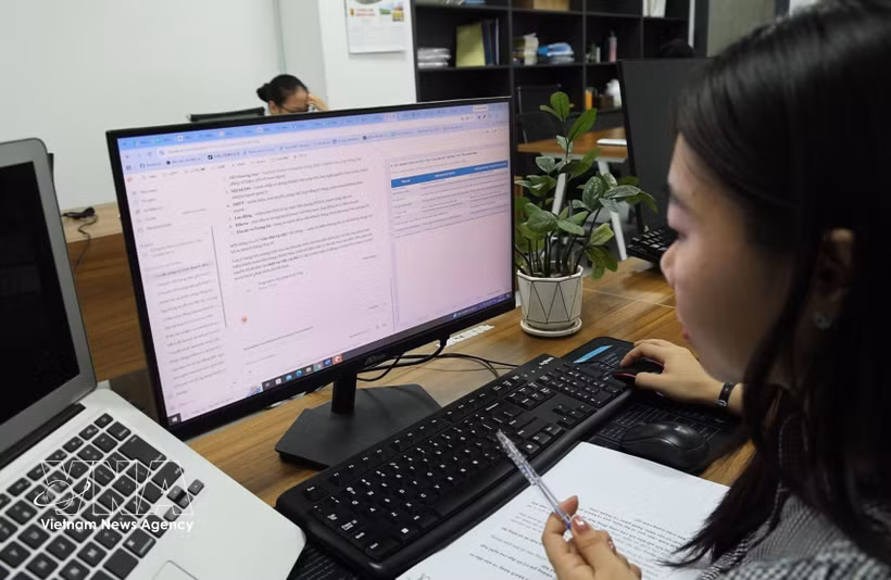 Using AI to search and process legal information (Photo: VNA)