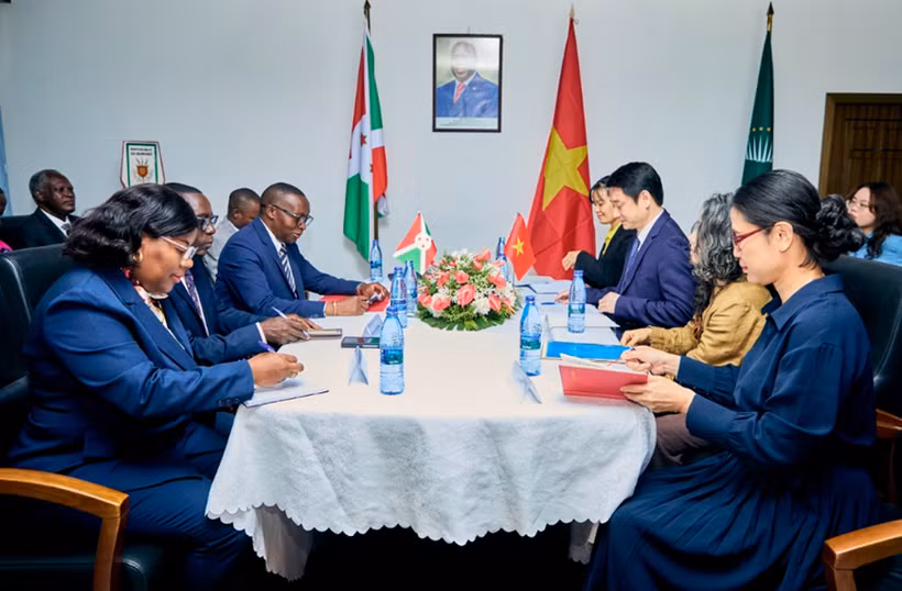 Deputy Minister of Foreign Affairs Le Anh Tuan (third, right) co-chairs the first meeting of the Vietnam-Burundi political consultation with Burundi's Minister of Foreign Affairs Édouard Bizimana (Photo: Vietnamese Ministry of Foreign Affairs)