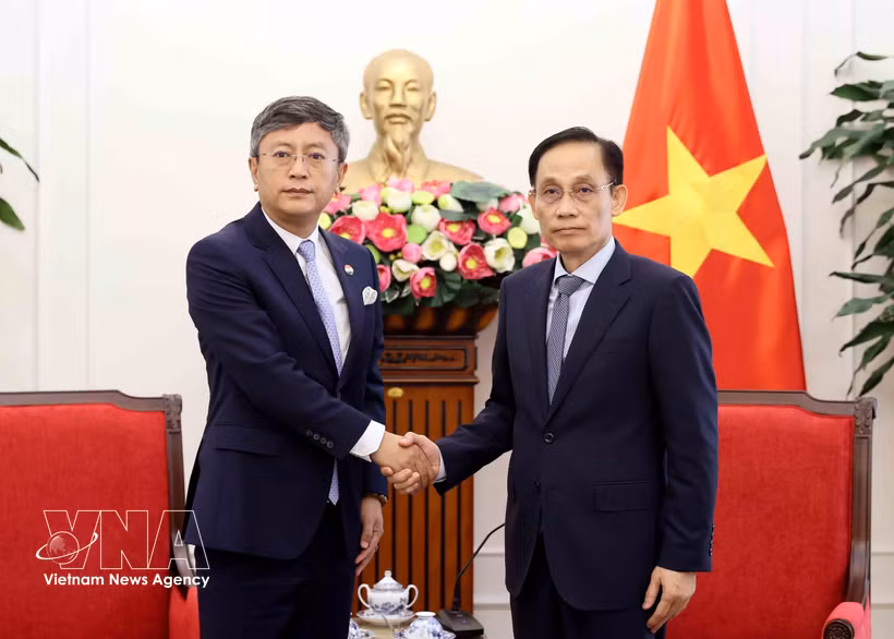 Minister of Foreign Affairs Le Hoai Trung (R) receives Indian Ambassador to Vietnam Tshering Sherpa in Hanoi on July 15. (Photo: VNA) 