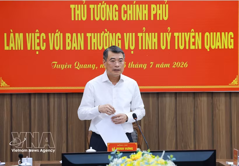 Prime Minister Le Minh Hung addresses the working session with the Standing Board of the Tuyen Quang Party Committee in Vi Xuyen commune on July 15, 2026. (Photo: VNA)