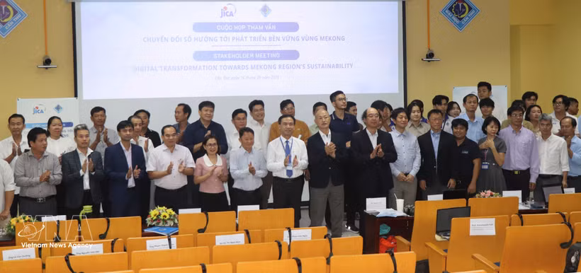 Delegates at the workshop pose for a group photo (Photo: VNA)