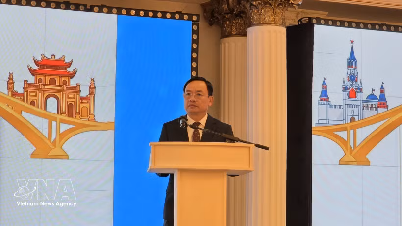 Phu Tho Vice Chairman of the People's Committee Quach Tat Liem presents specific investment incentives and policies to Russian businesses. (Photo: VNA) 