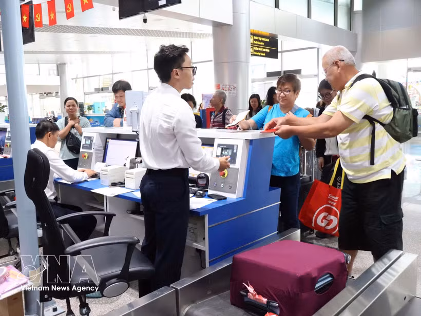 International tourists complete procedures at Lien Khuong International Airport. (Photo: VNA)