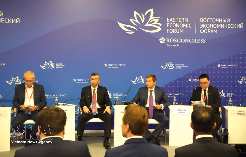 Finance Minister Ngo Van Tuan ( second, from left) at the Russia-ASEAN Business Dialogue held on September 2 as part of the 11th Eastern Economic Forum in Vladivostok, Russia. (Photo: VNA)