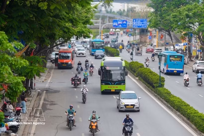 Buses and other vehicles on a street in Hanoi (Photo: VNA)