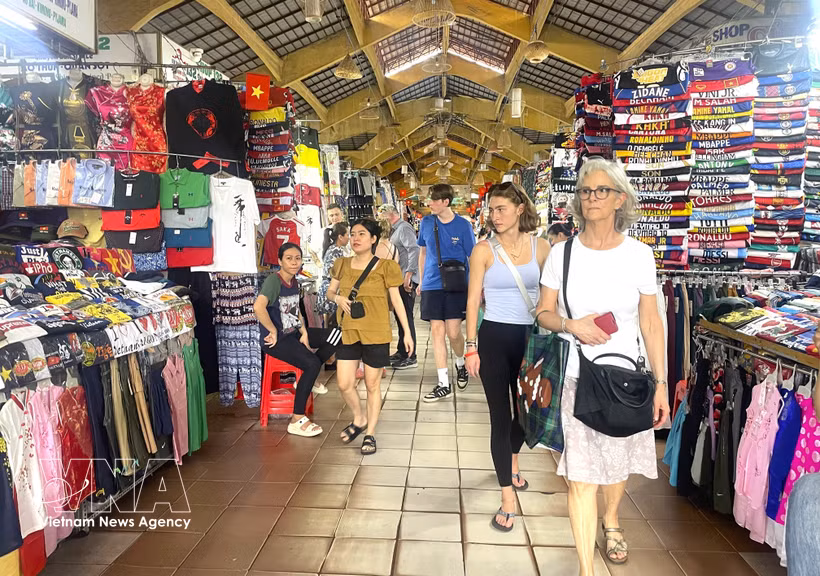 Tourists visit Ben Thanh market in Ho Chi Minh City. (Photo: VNA)