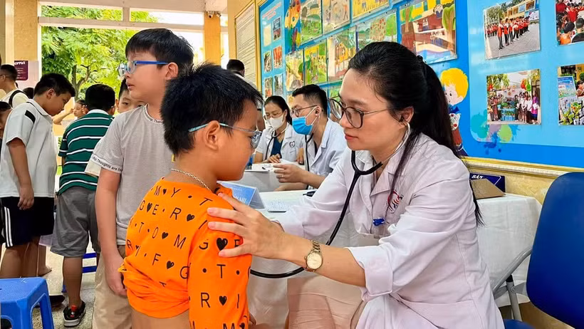 Children undergo health screening. (Photo: Dong Da General Hospital in Hanoi)