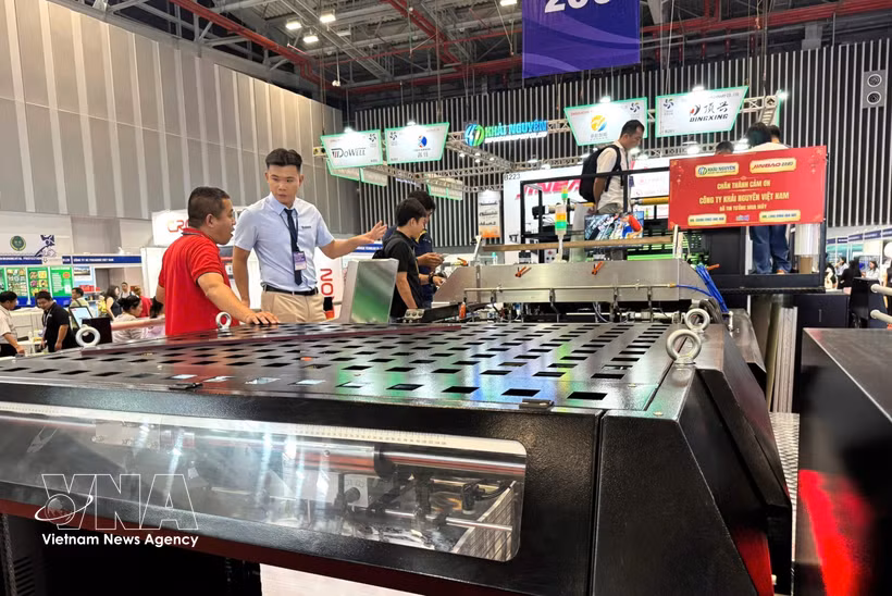 A Vietnamese manufacturer showcases a modern production line at VietnamPrintPack 2026. (Photo: VNA)