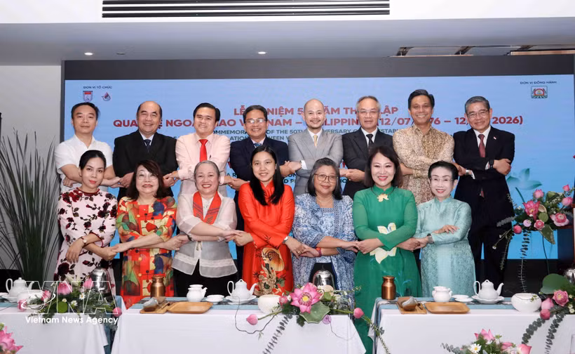 Participants pose for a group photo at the ceremony (Photo: VNA)