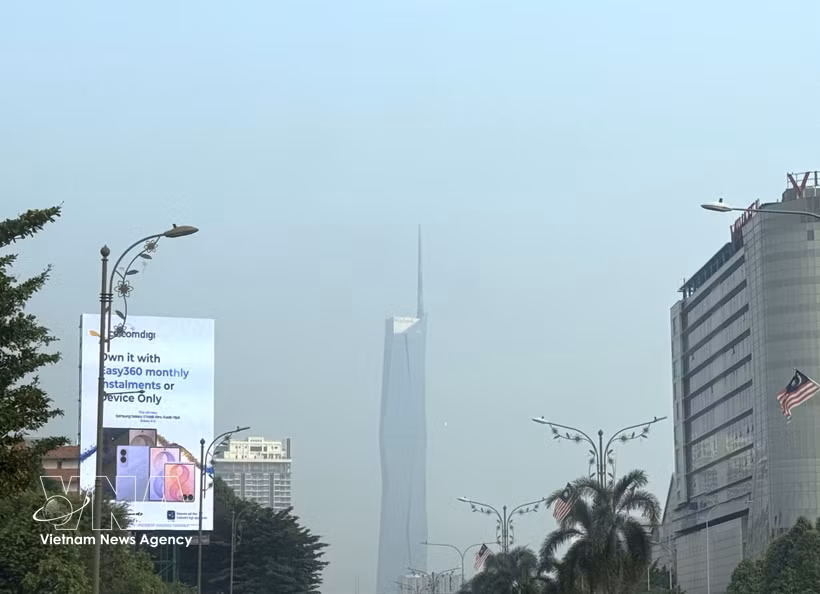 The Merdeka 118 Tower in Kuala Lumpur, Malaysia, is shrouded in haze. (Photo: VNA)