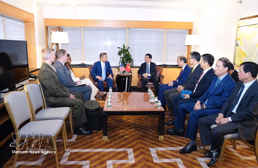 Deputy Prime Minister and Minister of National Defence General Phan Van Giang (right) receives Acting US Secretary of the Navy Hung Cao in New York on September 22 (Photo: VNA)