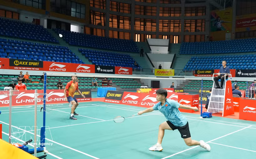 Athletes compete in the men’s singles at the Li-Ning Vietnam International Series 2026 in Bac Ninh province on August 18. (Photo: VNA)