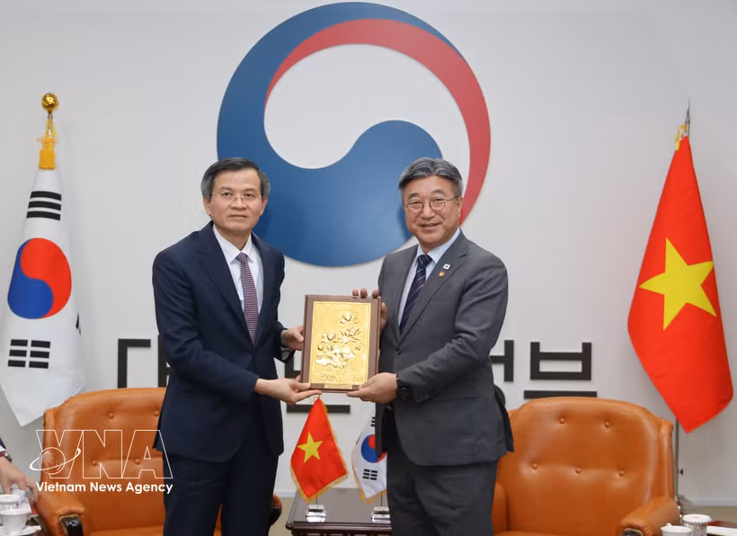 HCMA Director Doan Minh Huan (left) present a sourvenir to RoK Minister of the Interior and Safety Yoon Ho-jung (Photo: VNA)