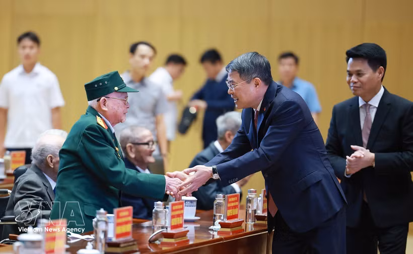 Prime Minister Le Minh Hung (R) with a veteran Party member of the Hai Phong Party Organisation at the event. (Photo: VNA)