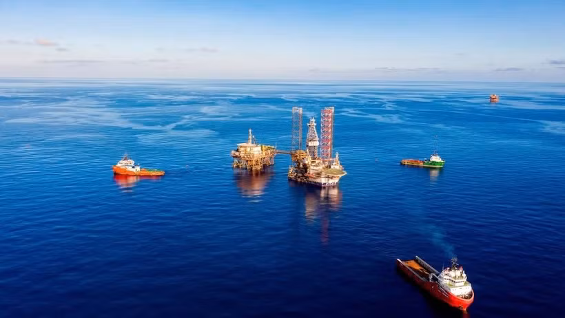 Moving a jack-up rig to an offshore oil and gas drilling site (Photo: Petrovietnam) 