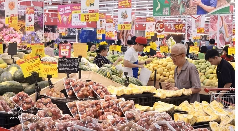 Consumers buy fruit at a supermarket in Vietnam. (Photo: VNA)