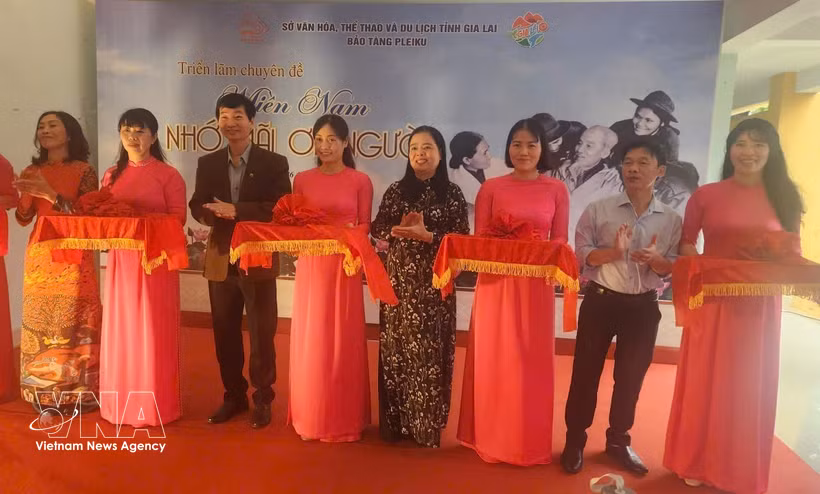 Delegates cut the ribbon to open the thematic exhibition (Photo: VNA)