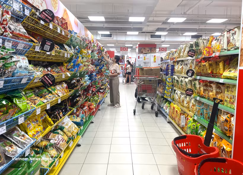 A consumer shops at a GO! supermarket in Tan My ward, Ho Chi Minh City. (Photo: VNA)