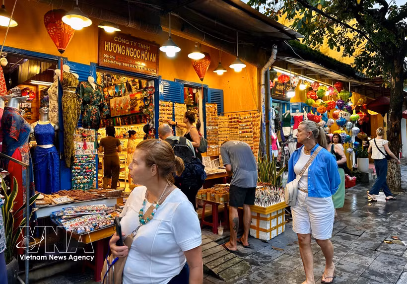 Foreign tourists visit Hoi An, Da Nang city. (Photo: VNA)