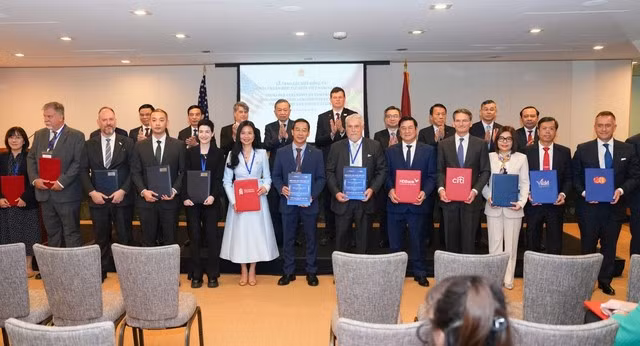 A view of the signing ceremony of an agreement to cooperate in mobilising international capital between EQuest Education Group and Standard Chartered Bank’s New York branch. (Photo: VIFC-HCMC)