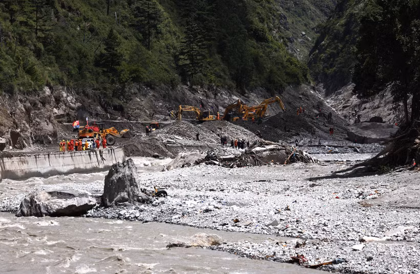 Rescue operations are underway at the site of a landslide in Jilong, Tibet, China. (Photo: Xinhua/VNA)