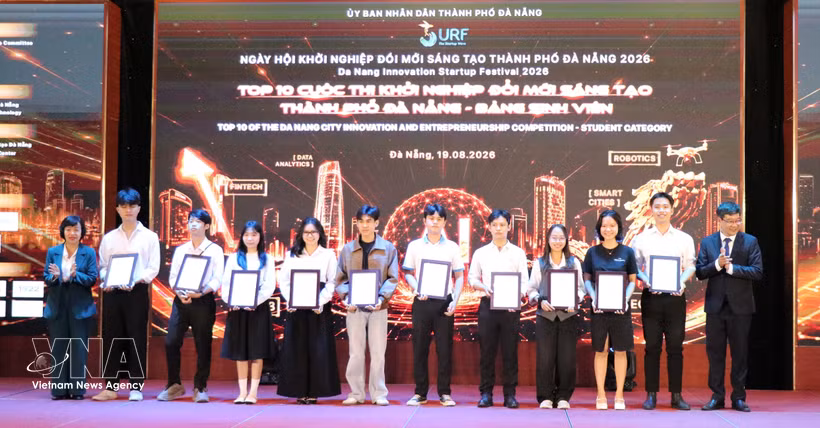 The Da Nang People’s Committee presents awards to the Top 10 projects in the Student Category of the Da Nang Innovation and Startup Competition at SURF 2026. (Photo: VNA)