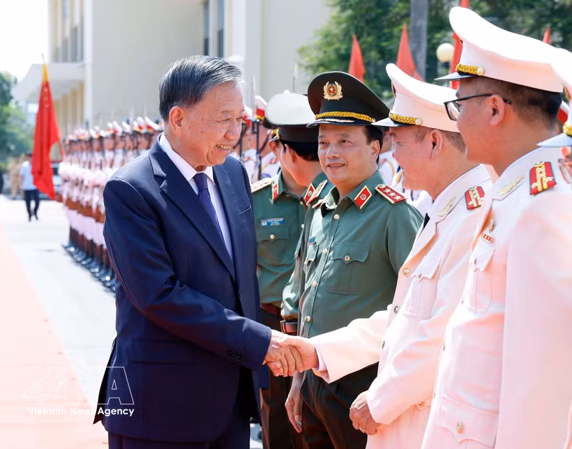General Secretary of the Communist Party of Vietnam Central Committee and President To Lam (left) meets with officers of the Academy of Security Engineering and Technology under the Ministry of Public Security on August 17. (Photo: VNA)