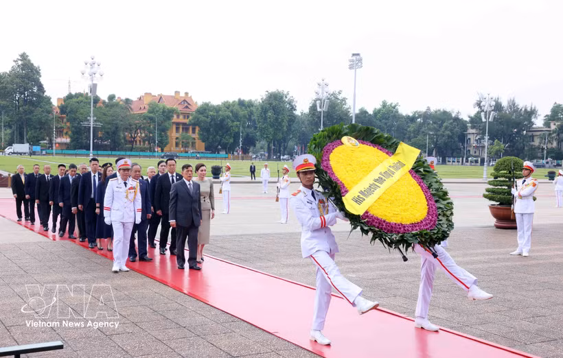King of Thailand Maha Vajiralongkorn Phra Vajiraklaochaoyuhua and Queen Suthida Bajrasudhabimalalakshana lay a wreath and pay tribute to President Ho Chi Minh at the late leader's mausoleum in Hanoi. (Photo: VNA)