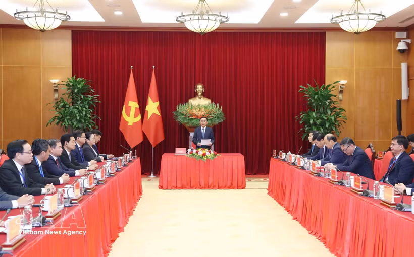 Politburo Member and Standing Member of the Communist Party of Vietnam (CPV) Central Committee’s Secretariat Tran Cam Tu receives a high-ranking delegation of the Lao People’s Revolutionary Party (LPRP) in Hanoi on September 22 (Photo: VNA)