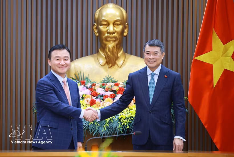 Prime Minister Le Minh Hung (R) and CEO of Samsung Electronics Roh Tae-moon. (Photo: VNA)