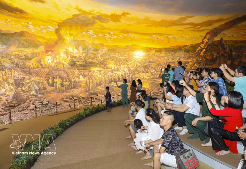 Visitors admire the panoramic painting depicting the Dien Bien Phu Campaign at the Dien Bien Phu Victory Museum. (Photo: VNA)