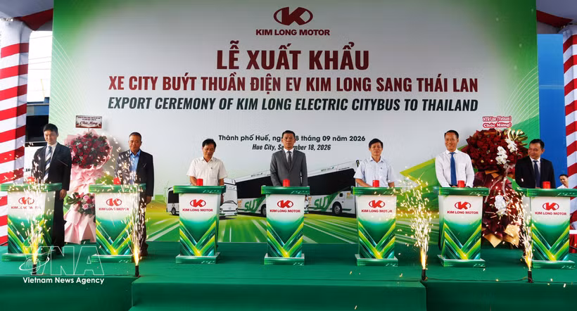 Delegates at the ceremony held at Chan May Port in Hue city for the export of first batch of Kim Long Motor electric buses to Thailand Photo: VNA)