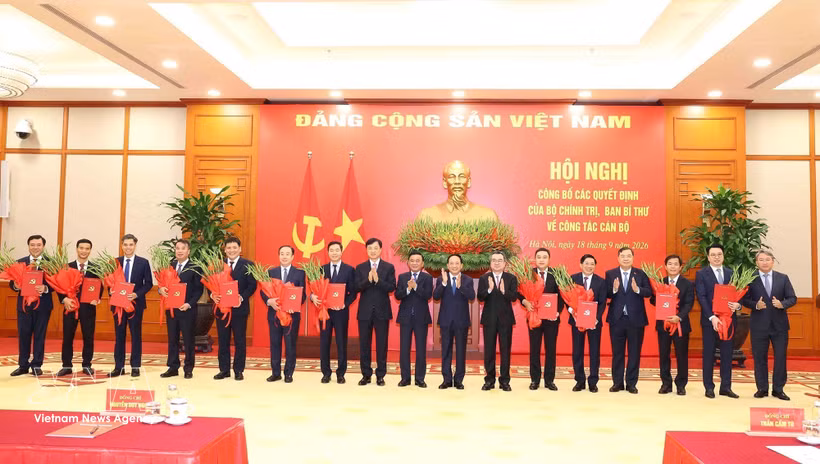Politburo Member and Standing Member of the Secretariat Tran Cam Tu congratulates newly-appointed officials (Photo: VNA)