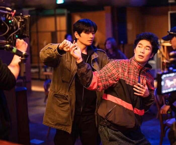 Korean actor Lee Yi Kyung in a scene from the Vietnam-Republic of Korea co-production film “Here I Am". (Photo of the film producer)