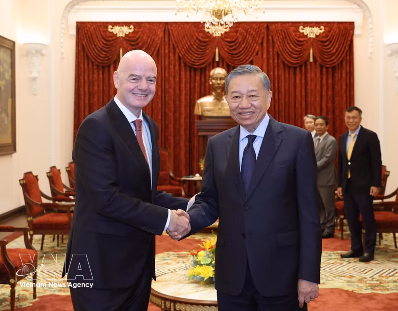 General Secretary of the Communist Party of Vietnam (CPV) Central Committee and President To Lam (right) receives FIFA President Gianni Infantino in Hanoi on August 26 (Photo: VNA)