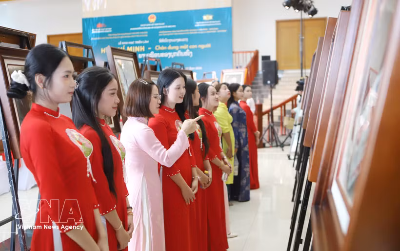 Students contemplate paintings at the exhibition (Photo: VNA)