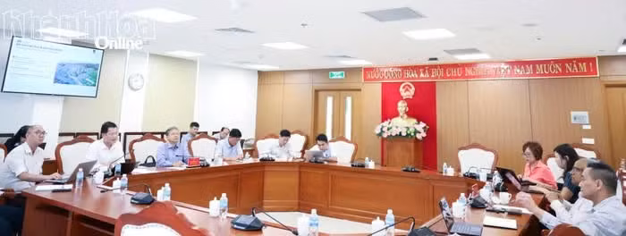 At the working session (Photo: Khanh Hoa Online)