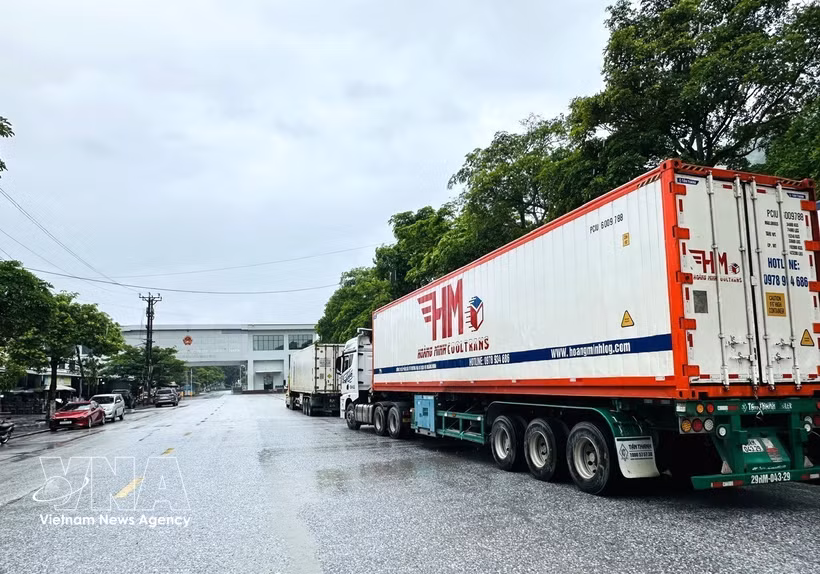 Trucks carrying goods wait for customs clearance at the Thanh Thuy International Border Gate in Tuyen Quang province. (Photo: VNA)