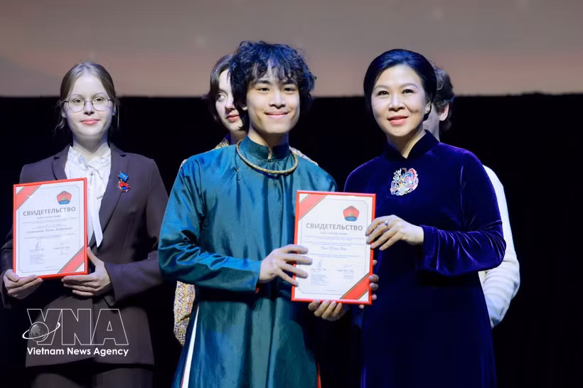 Madame Ngo Phuong Ly presents awards to outstanding students at school No.1253. (Photo: VNA)