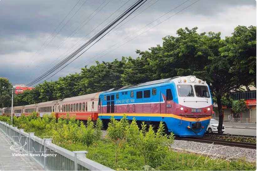 Between 2024 and 2026, the railway sector provides free tickets for 194 relatives accompanying the remains of 97 martyrs on the national railway network. (Photo: VNA)