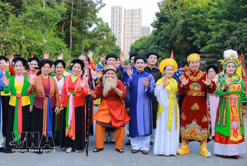 The programme opens with an artistic parade, with artisans and artists dressed in traditional costumes characteristic of Cheo, Tuung and Ca tru, creating an impressive festival scene. (Photo: VNA)