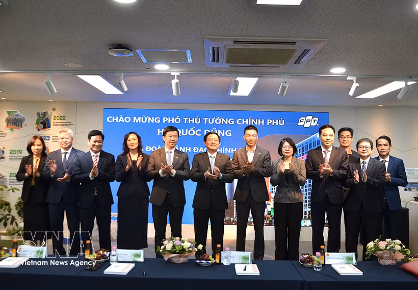 Deputy Prime Minister Ho Quoc Dung (sixth from left) visits the FPT Korea office in Seoul on September 8. (Photo: VNA)