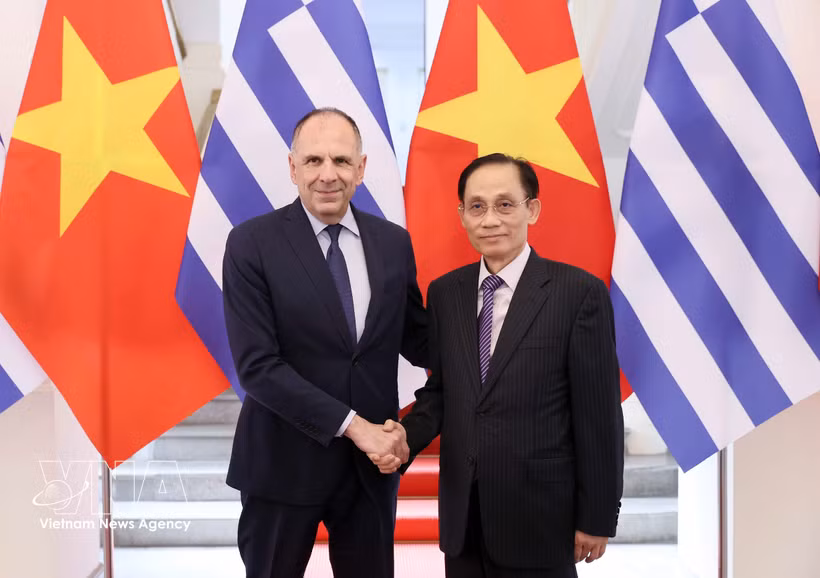 Minister of Foreign Affairs Le Hoai Trung welcomes Greek Minister of Foreign Affairs George Gerapetritis in Hanoi on July 17 (Photo: VNA)