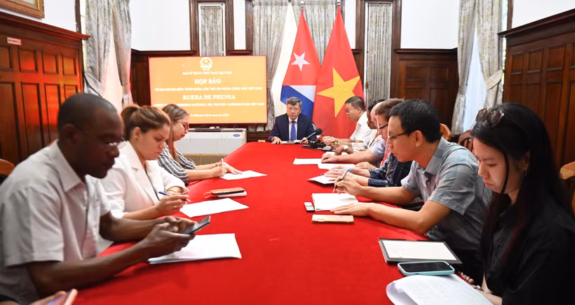 The Vietnamese Embassy in Cuba holds a press briefing on January 8 to inform local media outlets about the 14th National Party Congress, scheduled to take place from January 19 to 25. (Photo: VNA)