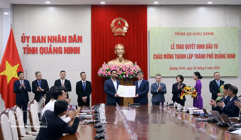 The Quang Ninh provincial People's Committee presents investment approval decisions to 16 projects with a total investment of about 16.075 trillion VND on August 26. (Photo: VNA)