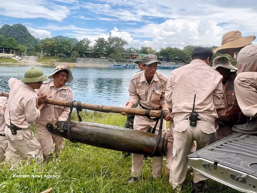 A MAG explosive ordnance disposal team remove a bomb discovered in Phong Nha commune, Quang Tri province (Photo: VNA)