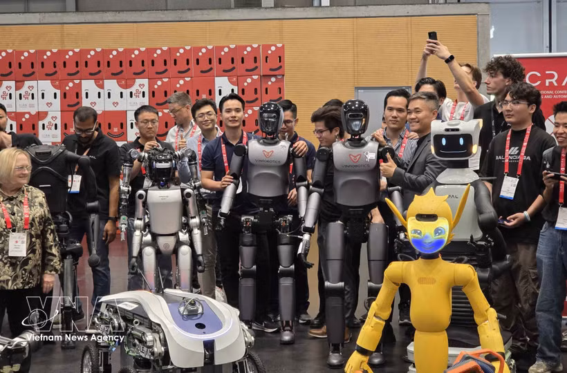 VinRobotics' VR-H3 robot participates in the robot parade at ICRA 2026 (Photo: VNA)